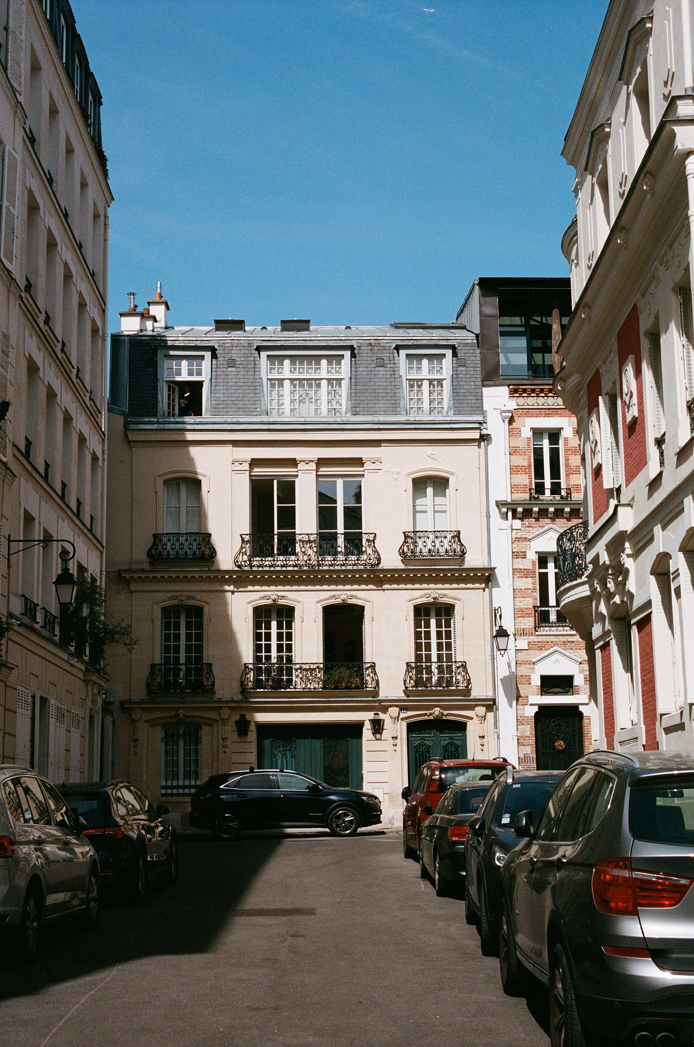 Pariser Straße mit Fensterputzerin