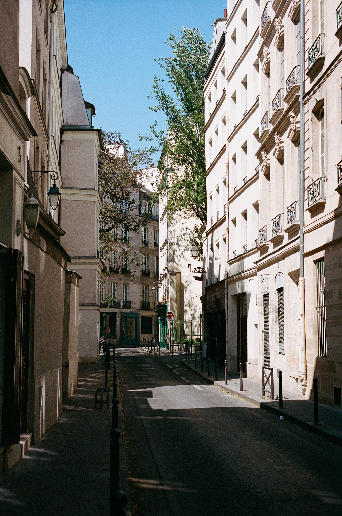 Leere Pariser Gasse