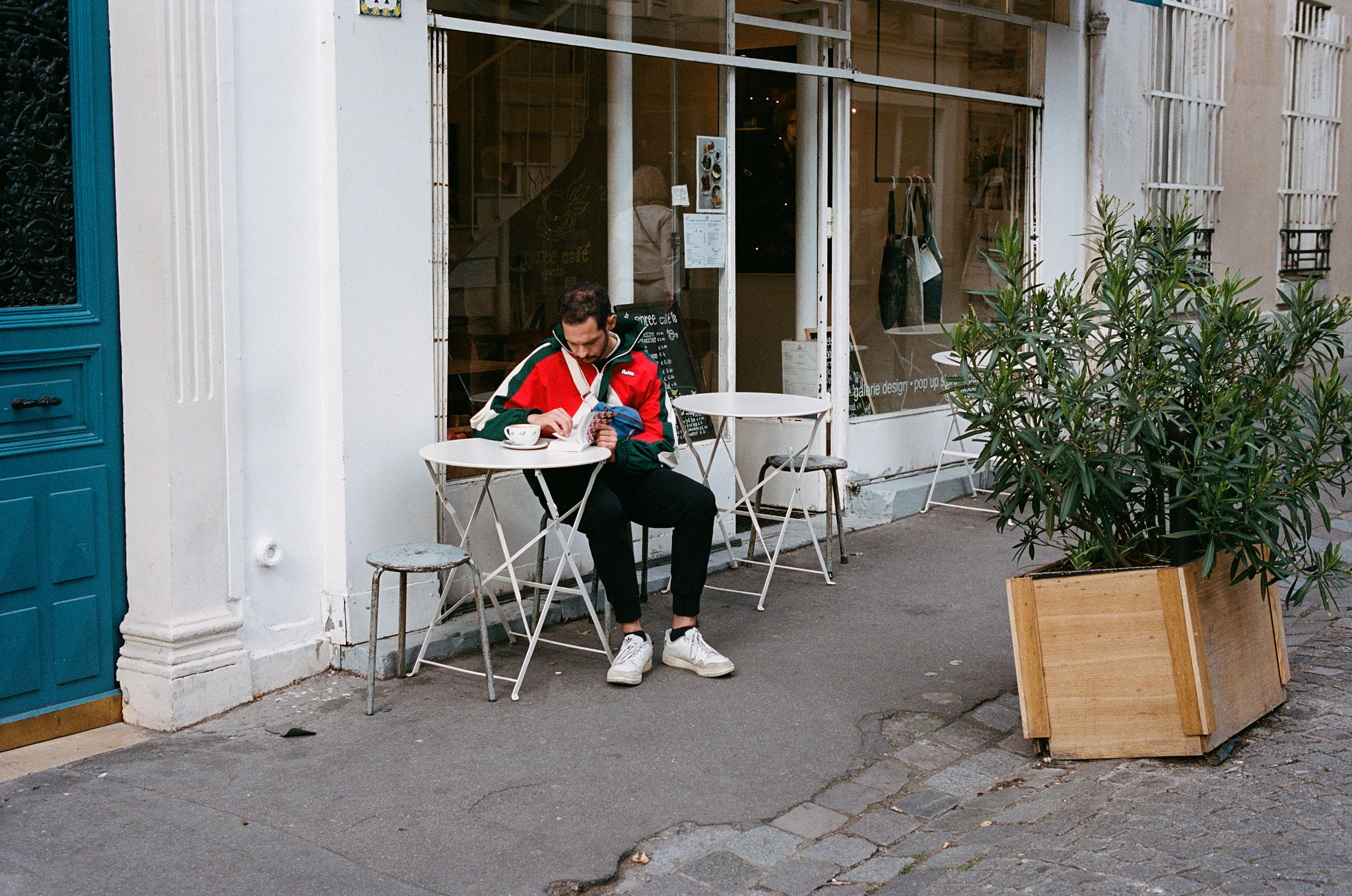 Mann mit rotem Oberteil im Café