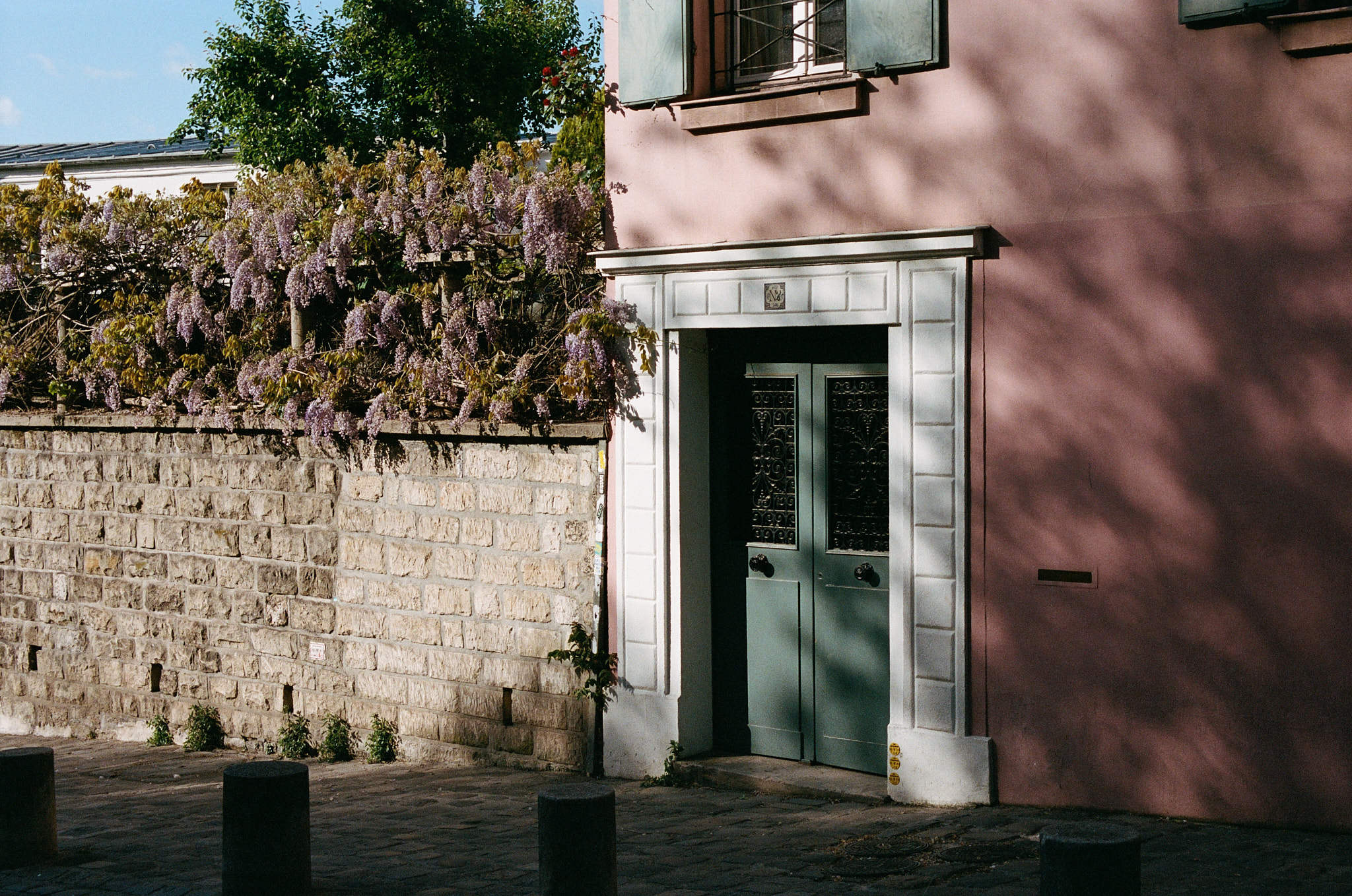 Schatten auf Hauswand