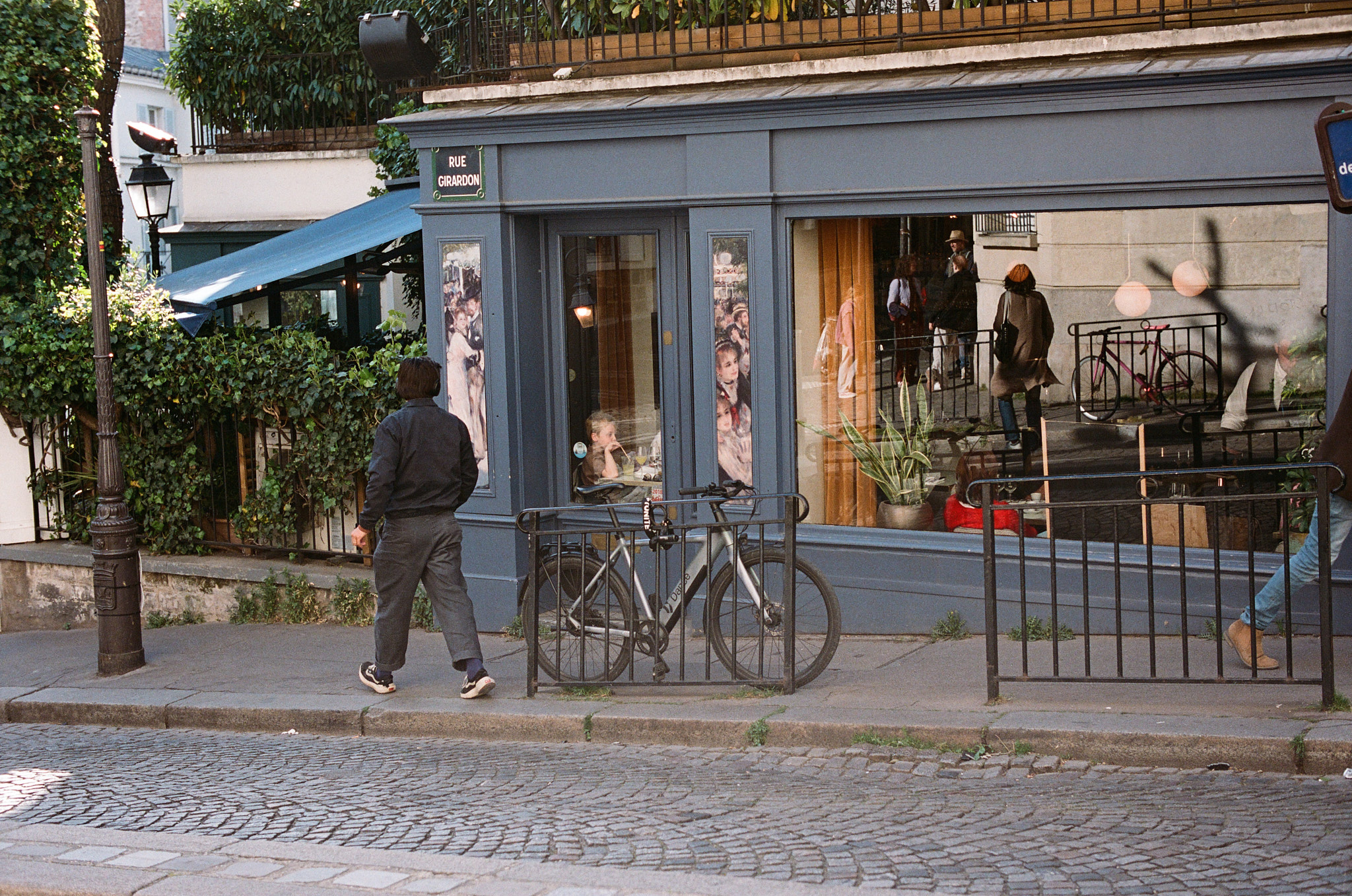 Junge auf Fahrrad im Restaurant