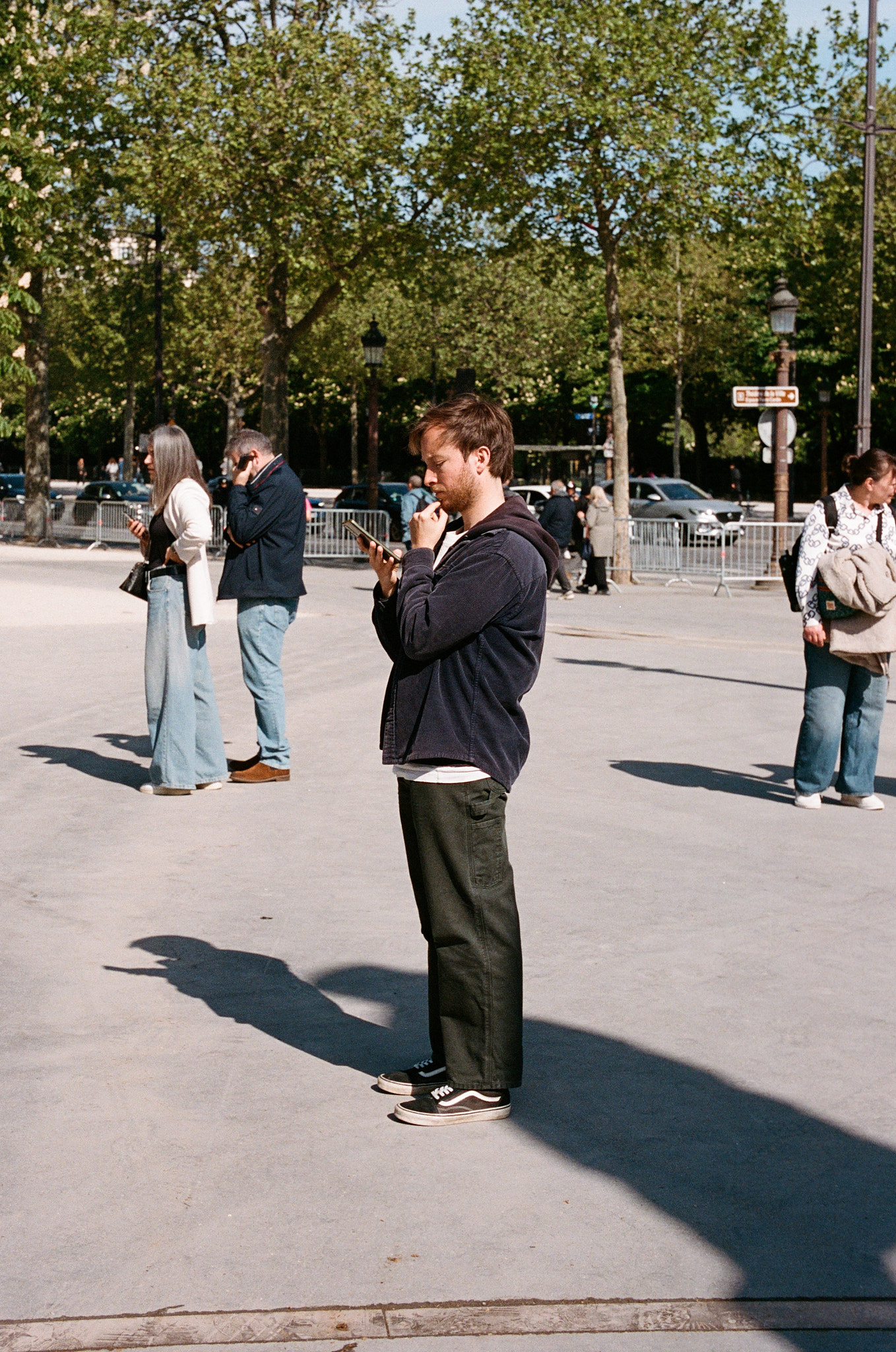 Nachdenklicher Mann mit Handy