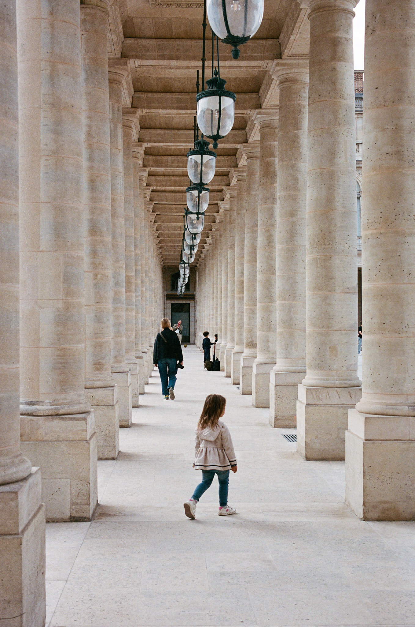 Mädchen im Palais Royal